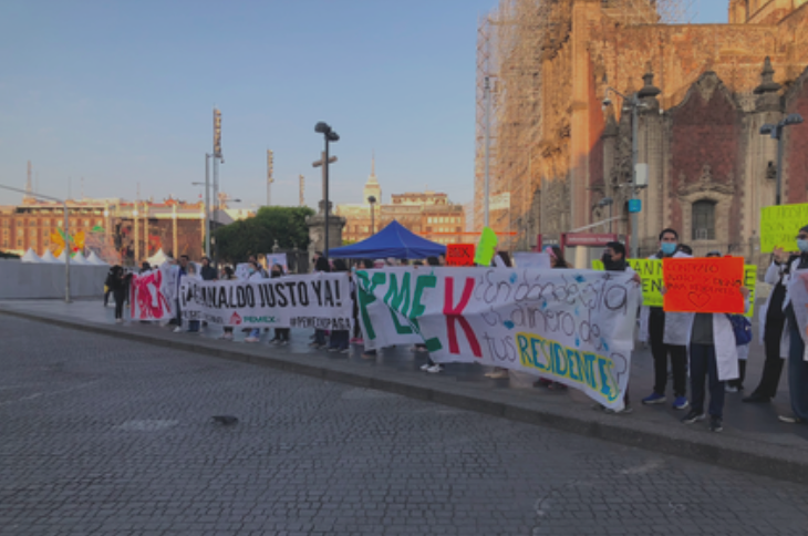 Médicos de Pemex exigen frente a Palacio Nacional pago total de aguinaldo